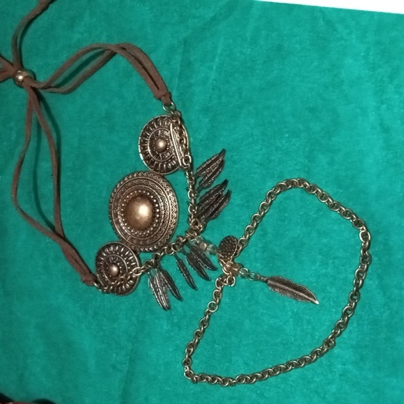 Arras Creations back upper arm bracelet with feathers and brown suede. (sku120). - Picture 4 of 5